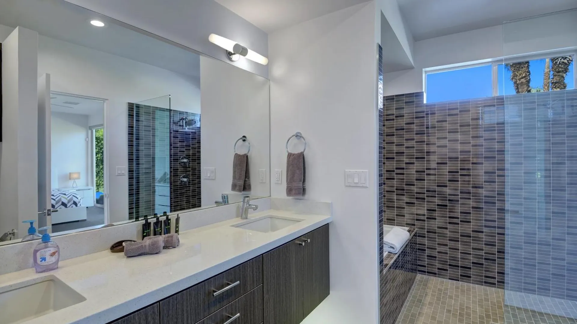 Vila Oranj Door Modern - 4Br Pool, Hot Tub, Large Backyard Palm Springs USA